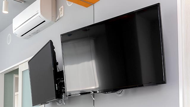 駅の中に位置する、床面積の半分が玄関…「本当に人が住めるの!?」日本各地に点在する“クセがスゴい”不動産を探索してみた