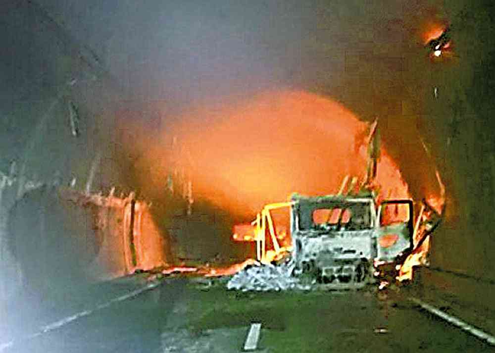 山陽道復旧の見通し立たず…乗り捨てられた車が燃え広がり、トンネル内は400度超の高温に