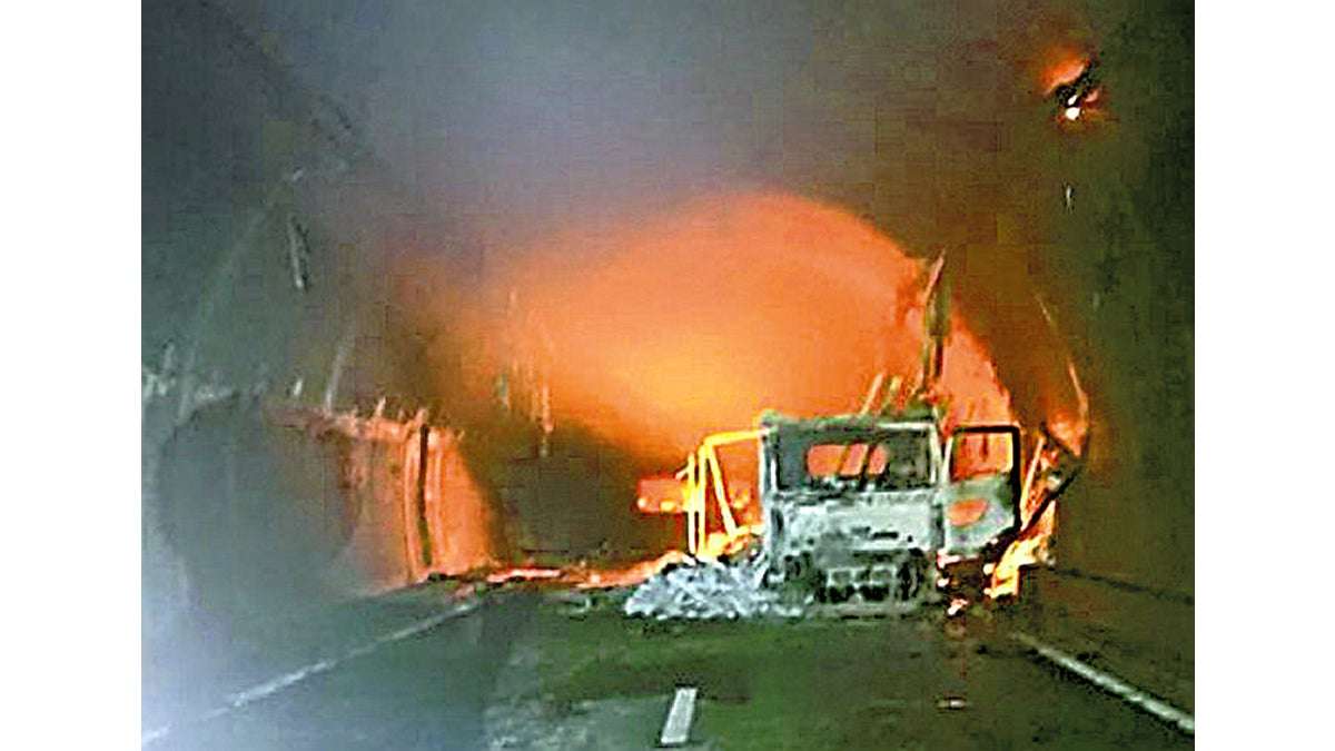 山陽道復旧の見通し立たず…乗り捨てられた車が燃え広がり、トンネル内は４００度超の高温に : 読売新聞