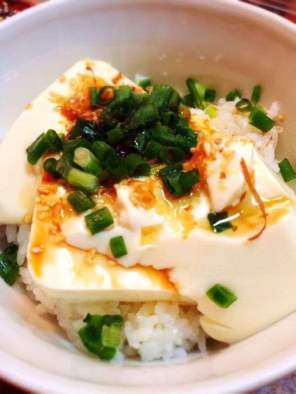 「卵かけご飯」VS「納豆かけご飯」コスパ最強なのはどっち？ 栄養面も含めて比較