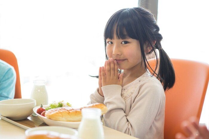 「嫌いなものを残せず、休み時間になっても食べてた…」「主食がごはんの日も牛乳で涙」給食のほろ苦い思い出エピソード｜たまひよ