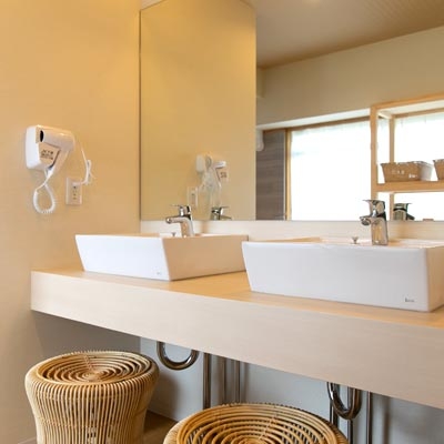 駅の中に位置する、床面積の半分が玄関…「本当に人が住めるの!?」日本各地に点在する“クセがスゴい”不動産を探索してみた