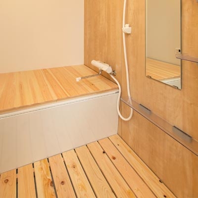 駅の中に位置する、床面積の半分が玄関…「本当に人が住めるの!?」日本各地に点在する“クセがスゴい”不動産を探索してみた
