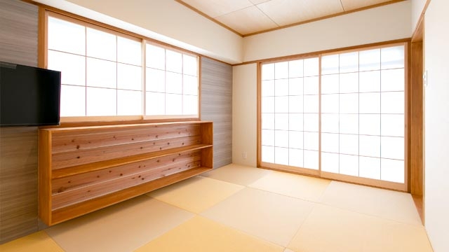 駅の中に位置する、床面積の半分が玄関…「本当に人が住めるの!?」日本各地に点在する“クセがスゴい”不動産を探索してみた