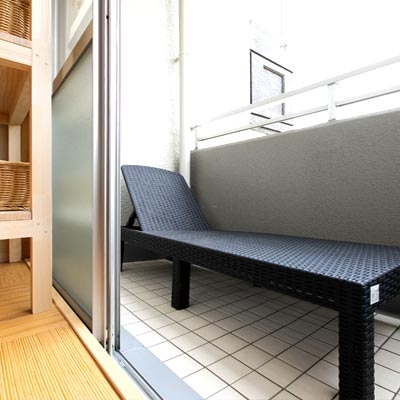駅の中に位置する、床面積の半分が玄関…「本当に人が住めるの!?」日本各地に点在する“クセがスゴい”不動産を探索してみた