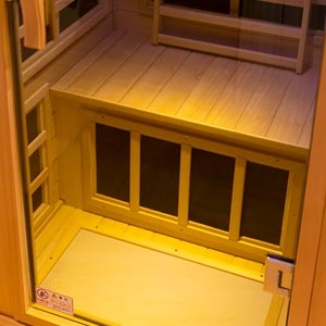 駅の中に位置する、床面積の半分が玄関…「本当に人が住めるの!?」日本各地に点在する“クセがスゴい”不動産を探索してみた