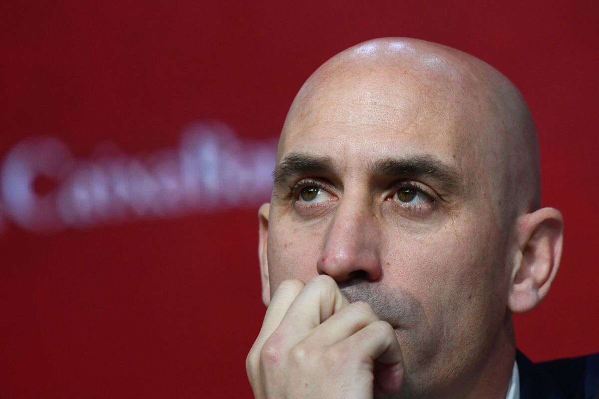 表彰式で女子選手にキス、批判浴びたスペインサッカー連盟会長が辞意