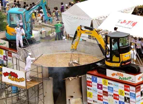 「山形県民の本気」を君は知っているか　超巨大鍋と重機使用、“日本一の芋煮会”に「すごい」「行きたい」