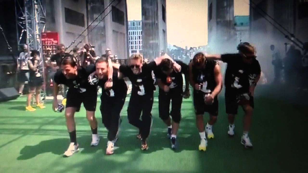 【問題映像】ドイツ代表選手らが人種差別 優勝祝賀会でアルゼンチンを侮辱するパフォーマンス - YouTube