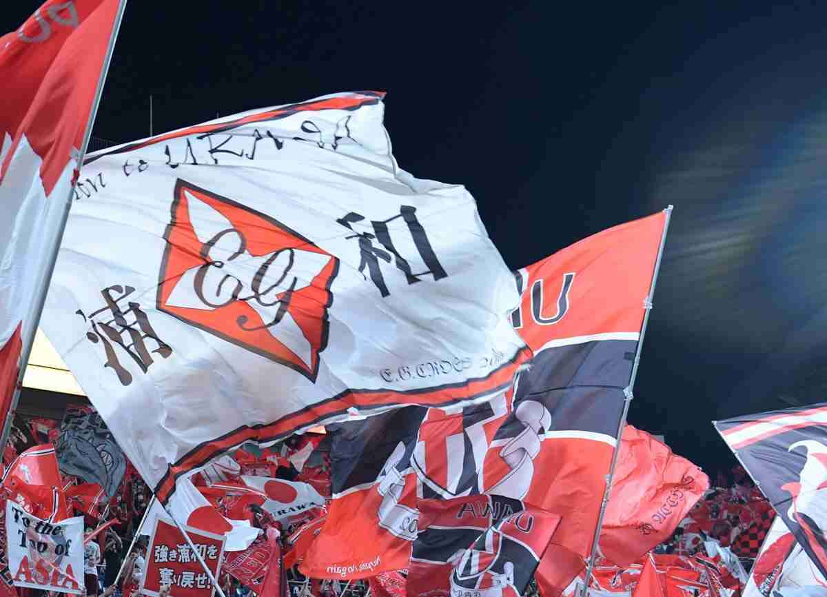 日本協会が暴動の浦和サポーター18人を処分「断じて許されぬ危険行為」　17人に無期限入場禁止処分　田嶋会長「極めて残念」