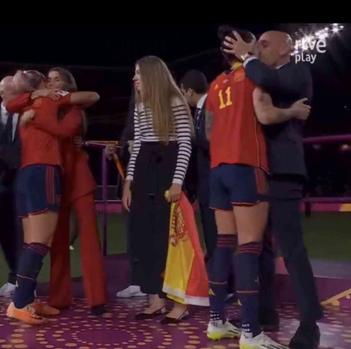 スペインサッカー連盟会長キス問題 女性選手が告訴