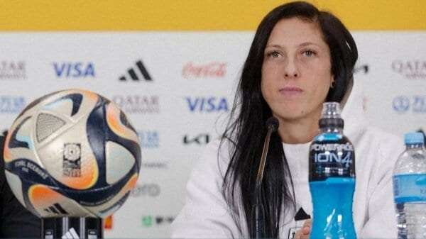 スペインサッカー連盟会長キス問題 女性選手が告訴