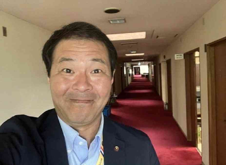 〈手つなぎ15分して書類送検〉「ひざまくらして、よしよしして」「デート行くもん」さいたま市議（53）がシングルマザーに送ったセクハラメッセージ。立憲はセクハラ認定、女性は円形脱毛症に | 集英社オンライン | 毎日が、あたらしい