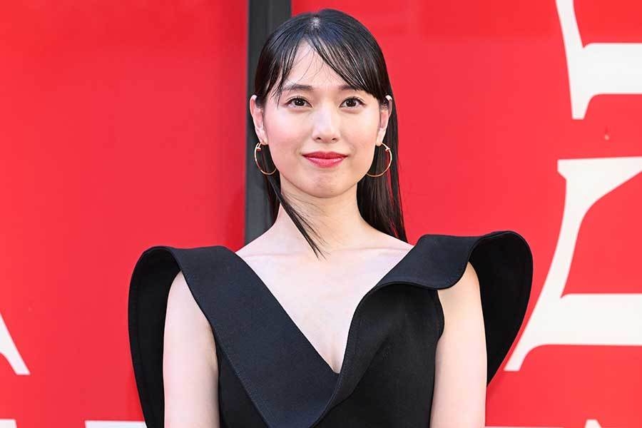 戸田恵梨香、私物のカルティエ時計は夫・松坂桃李からのプレゼント　スリットの黒ドレスで登場（ENCOUNT） - Yahoo!ニュース