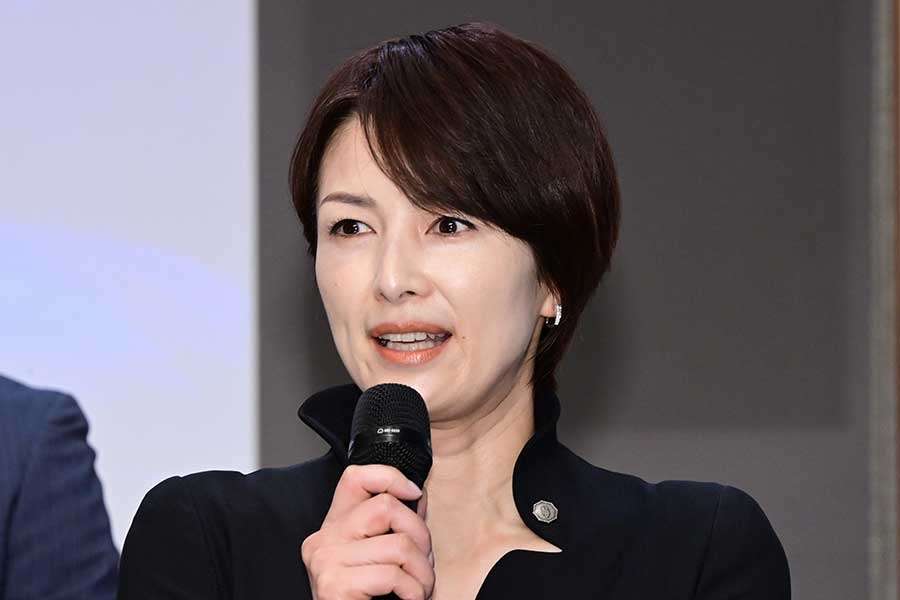 吉瀬美智子、48歳のリアルな悩み明かす　すっぴん＆老眼鏡に驚きの声「メイク無しでこれだけの美貌」