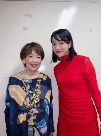のん、エレガントな30歳に 『あまちゃん』10周年で“アキ&夏ぱっぱ”2ショットに「じぇじぇ」