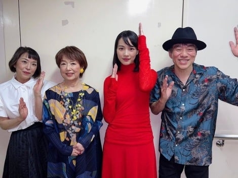 のん、エレガントな30歳に 『あまちゃん』10周年で“アキ&夏ぱっぱ”2ショットに「じぇじぇ」