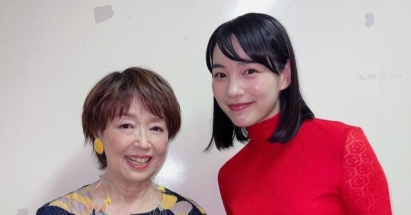 のん、エレガントな30歳に　『あまちゃん』10周年で“アキ＆夏ぱっぱ”2ショットに「じぇじぇ」  | ORICON NEWS