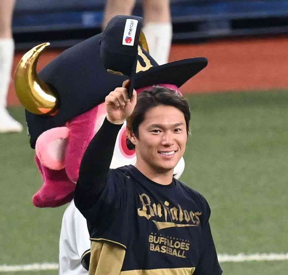 「良い写真が多すぎて…」オリックス山本由伸が歓喜のお宝写真大放出！　山崎颯一郎とのビール掛け、いたずらされる森友哉、まさかの「バモス」まで！：「おっ！」でつながる地元密着のスポーツ応援メディア 西スポWEB OTTO!