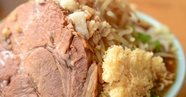 二郎系ラーメン店の「女子供用ラーメン」メニューが“差別的”と波紋…いっぽうで気遣いを指摘する声も | 女性自身