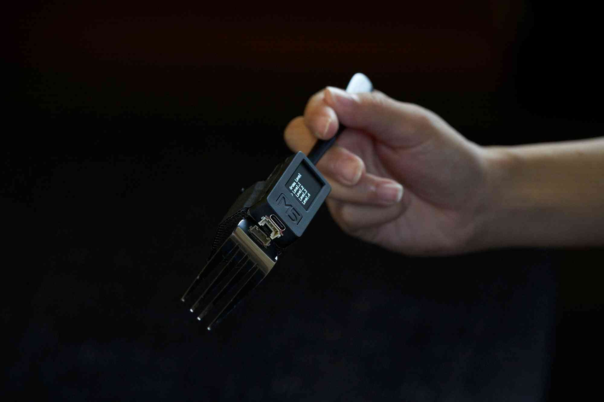 今年も日本人にイグ・ノーベル賞　電気流した箸で味変化