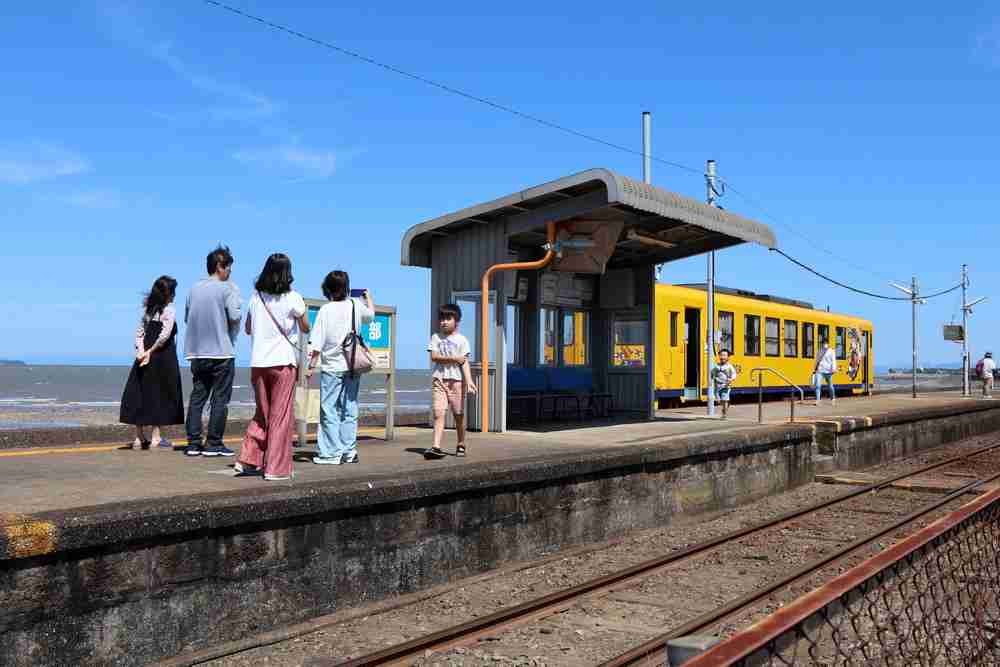 米津玄師さん出演ＣＭで人気　雲仙・古部駅に“聖地巡礼”　絶景の島鉄無人駅（長崎新聞） - Yahoo!ニュース