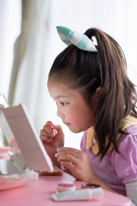 子どものメイクは何歳からOK？ “キッズコスメ“でも要注意、専門医が解説する年齢別ガイド