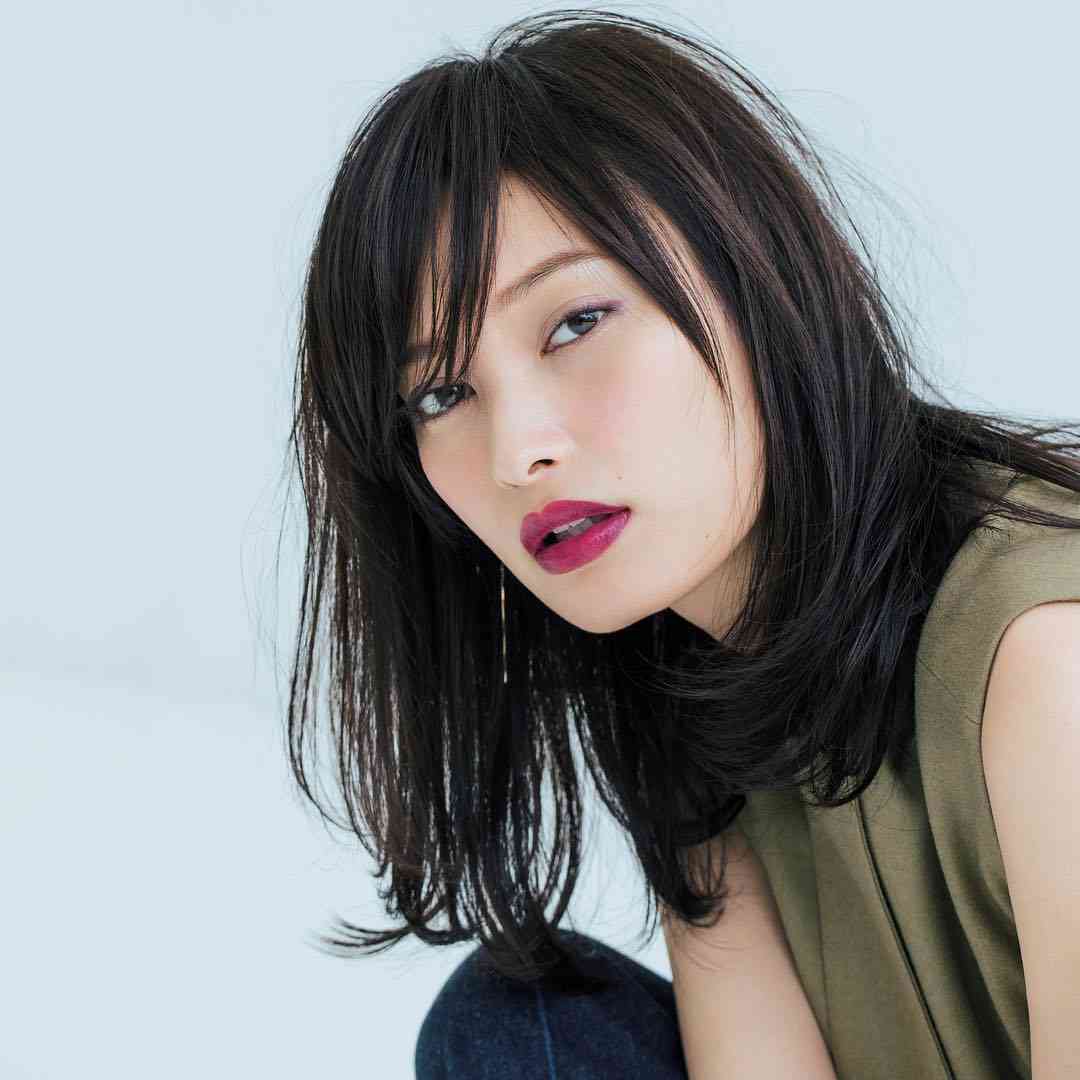 さっすが！大政絢　バキバキ腹筋の激細ウエスト全開もシャツ＆ヴィトン斜めがけ＝酷暑の秋モード上級者コーデ