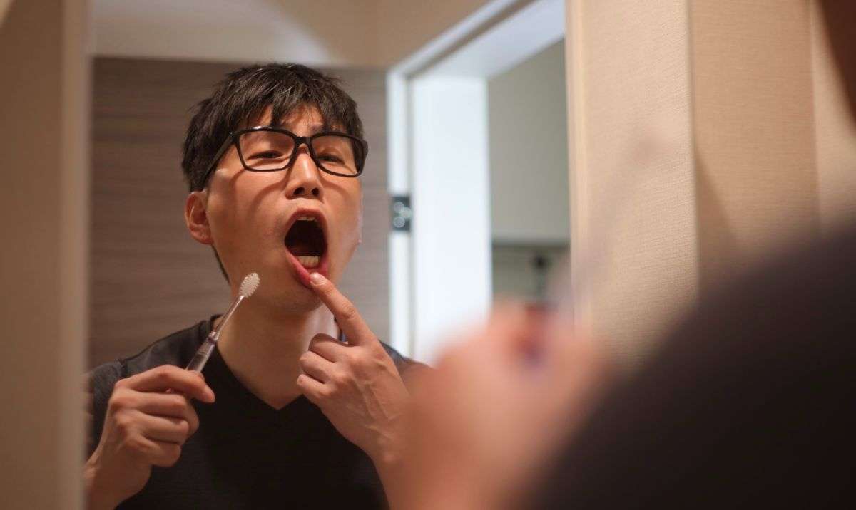 うそでしょ…「加齢とともに歯並びが悪くなる」ことがあるって本当なの？ 歯科医師に聞いた | オトナンサー