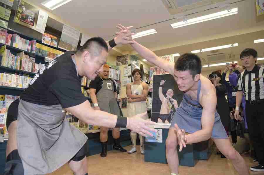 【DDT】史上初「新幹線プロレス」で鈴木みのると高木三四郎が激闘「こんなに揺れるとは思わなかった」