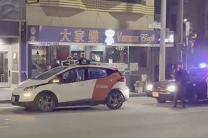 無人の自動運転タクシーが交通違反。パトカーが止めるも警官とまどう