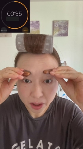 “貼るアイシャドウ