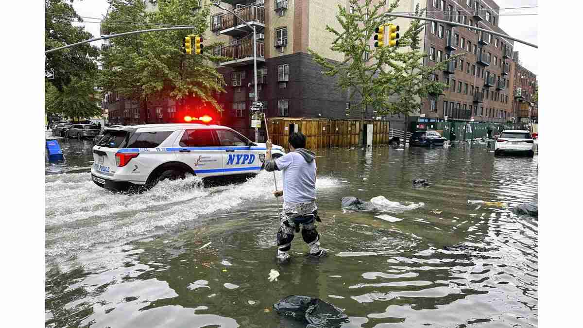 ニューヨークに非常事態宣言、大雨で道路冠水・地下鉄水浸し…１８８２年以来の９月降雨量 : 読売新聞