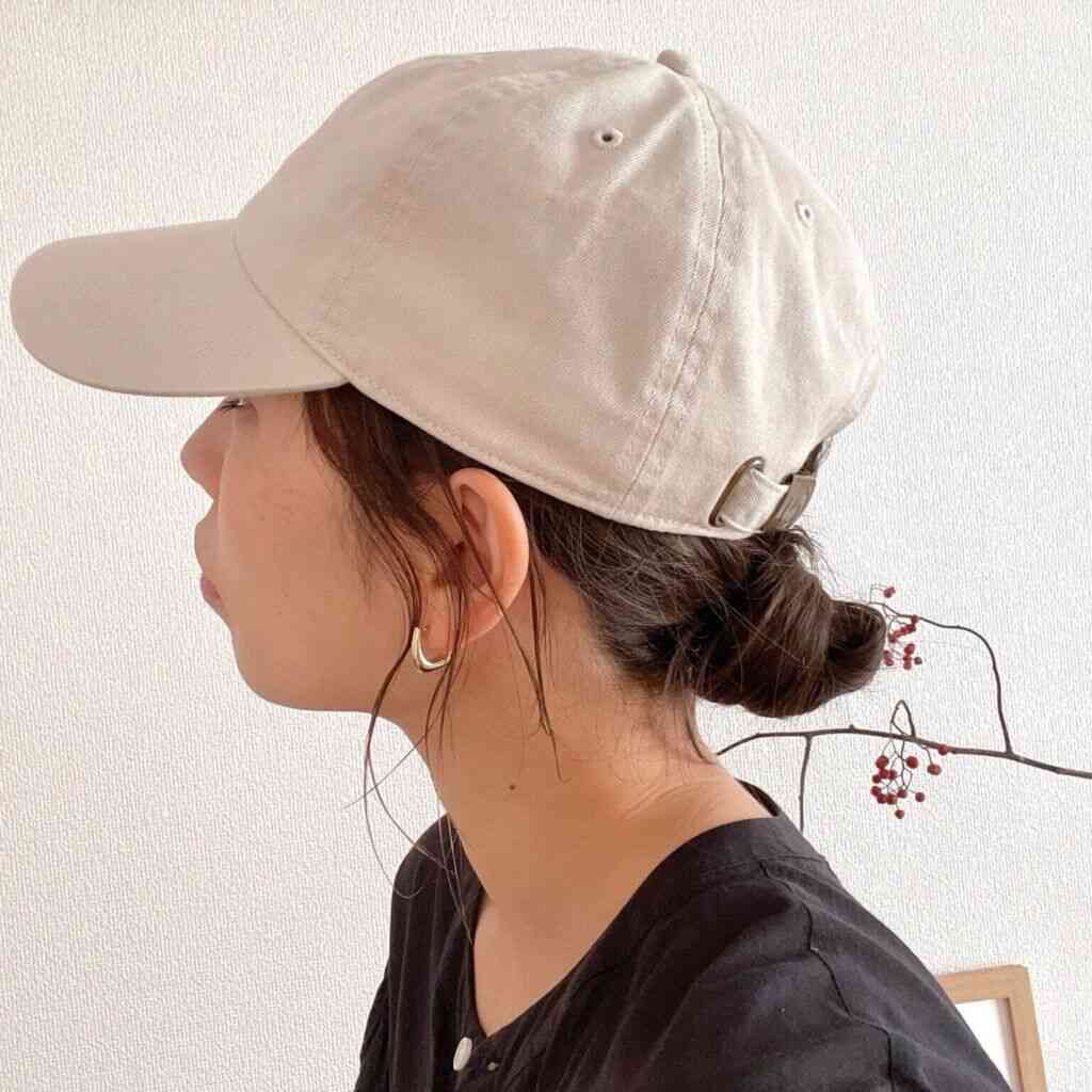 ひとつ結びはNG!2023年大ブームの【キャップ】が古臭く見えない方法