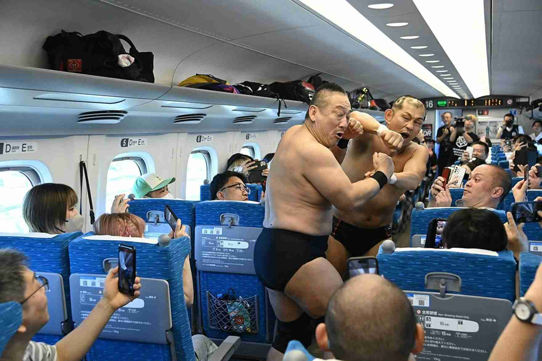 【DDT】史上初「新幹線プロレス」で鈴木みのると高木三四郎が激闘「こんなに揺れるとは思わなかった」