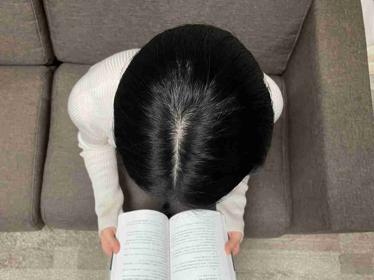 薄毛は遺伝じゃなくて、“頭皮にいる菌”が原因かも？いまからできる対策をプロが解説