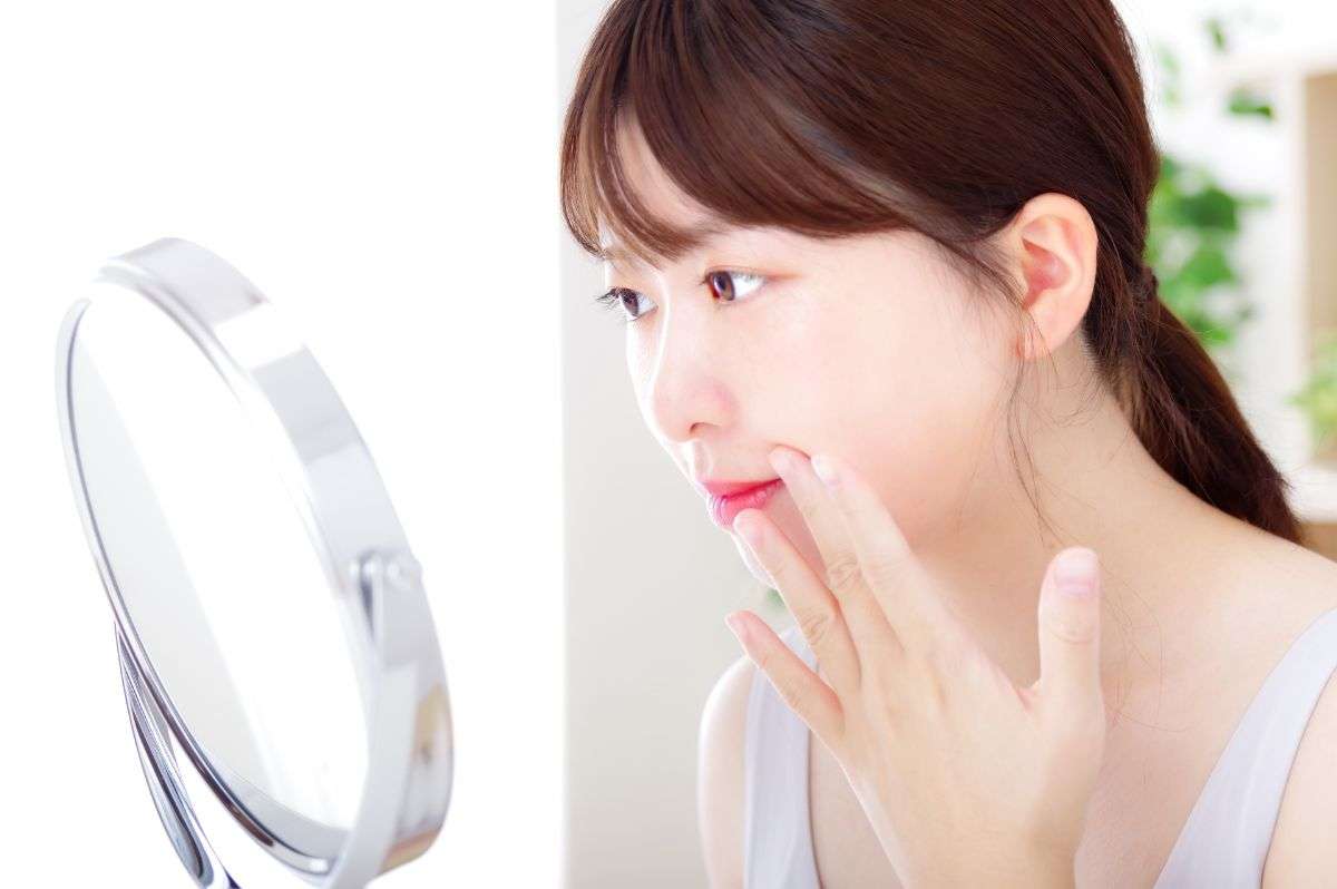 見た目は“ツヤ肌”だけど危険！ 「ビニール肌」になってしまう人の間違ったスキンケア5つ | オトナンサー
