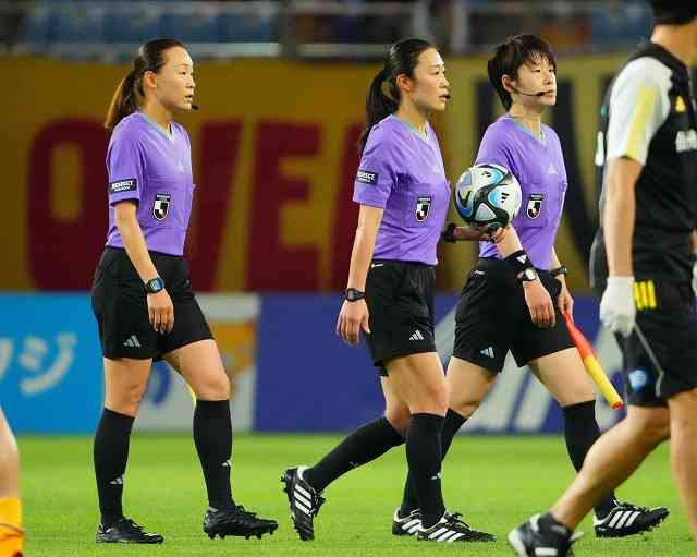 女子審判員の窮状。「野次に弱く、ベンチから言われて辞めてしまう」。無分別なブーイングへの危惧「なかなか人口が増えていかない」 | サッカーダイジェストWeb