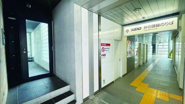 駅の中に位置する、床面積の半分が玄関…「本当に人が住めるの!?」日本各地に点在する“クセがスゴい”不動産を探索してみた