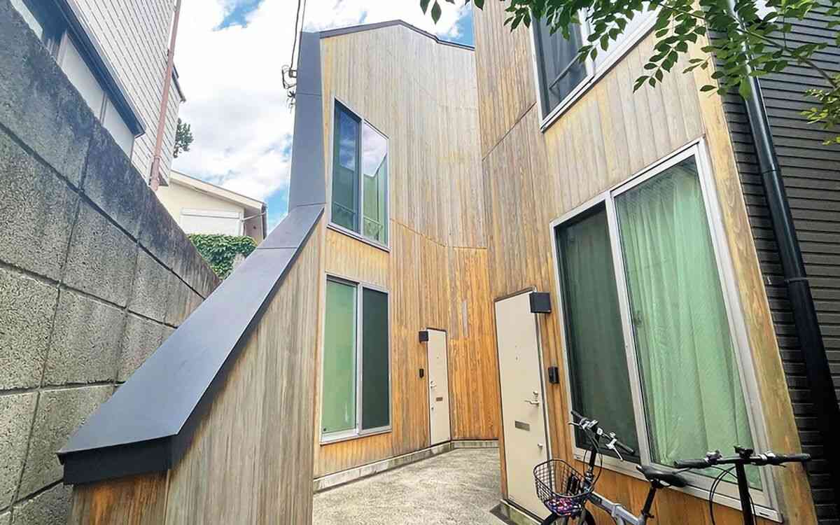 駅の中に位置する、床面積の半分が玄関…「本当に人が住めるの!?」日本各地に点在する“クセがスゴい”不動産を探索してみた | 文春オンライン