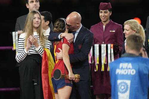 女子W杯で選手の唇にキスし活動停止処分となったスペイン連盟会長の母親がハンガーストライキ