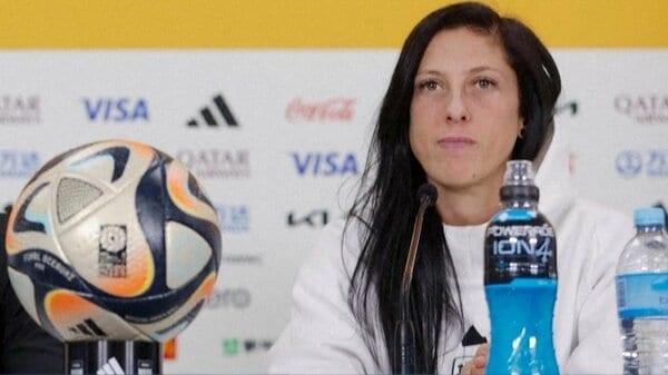 スペインサッカー連盟会長キス問題　女性選手が告訴｜FNNプライムオンライン