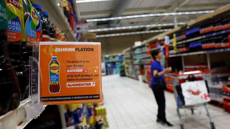 フランスのスーパーが、“ステルス値上げ”該当商品に警告ステッカーを表示　世界的な物価上昇で