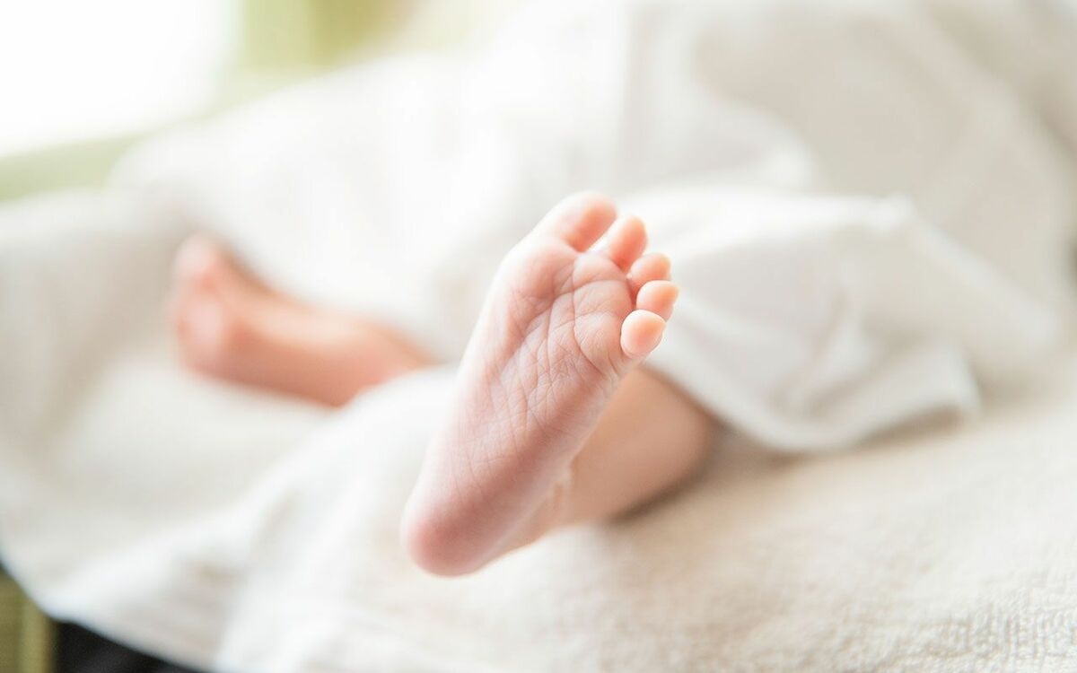 「専業主婦は3食昼寝つきとか言ったおバカは誰？」妻が三男出産のため入院…育休中の男性アナウンサーが2人の子どもと過ごした“目が回るような”1日 | 文春オンライン