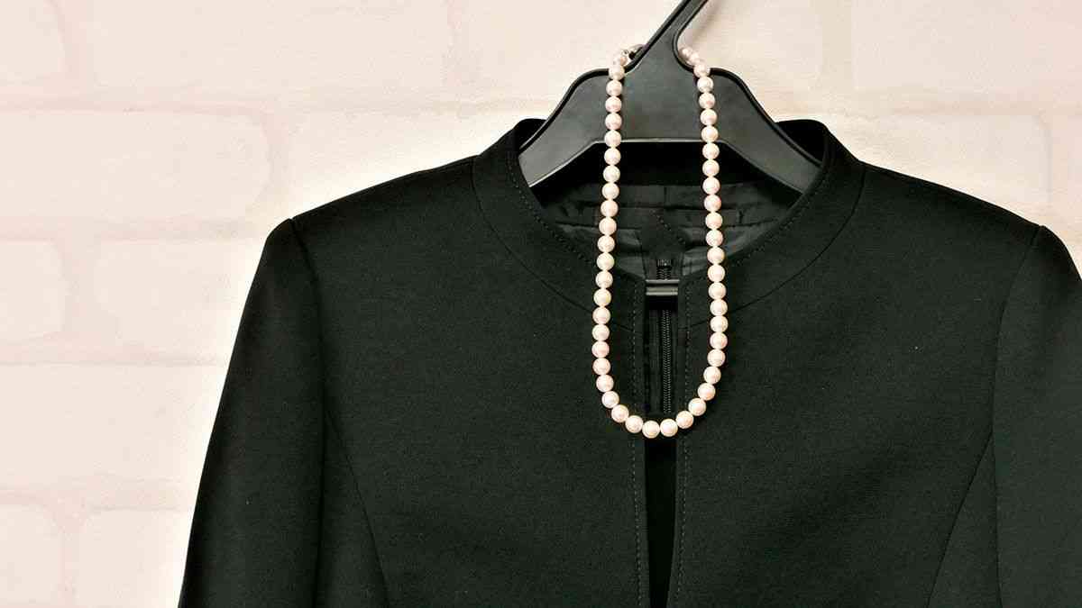 体型が変わり、着る回数も限られるなかで「喪服」をどうする？葬儀前のバタバタに、物価高…。最早「レンタル」でいいのでは 親を見送る喪のしごと｜話題｜婦人公論.jp