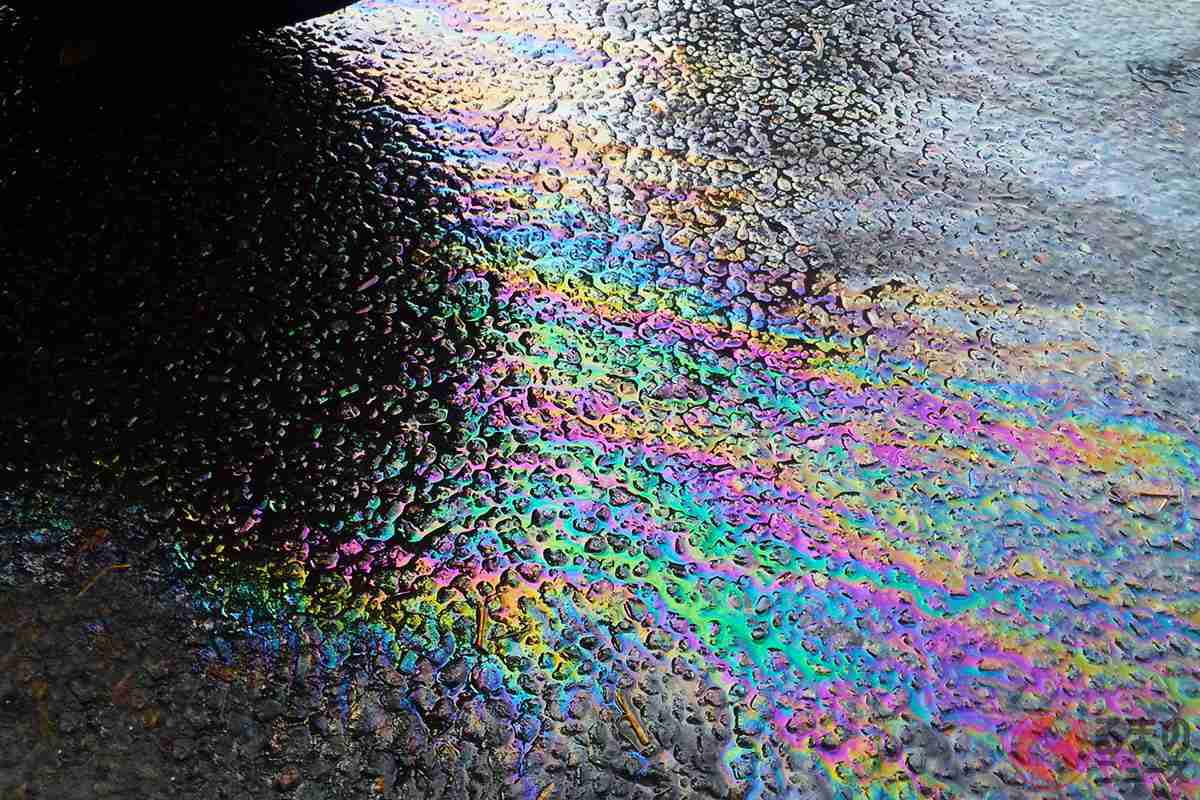 駐車場でたまに見る「ナゾの虹色シミ」 綺麗だけど…実は「めちゃ危険」なサイン！
