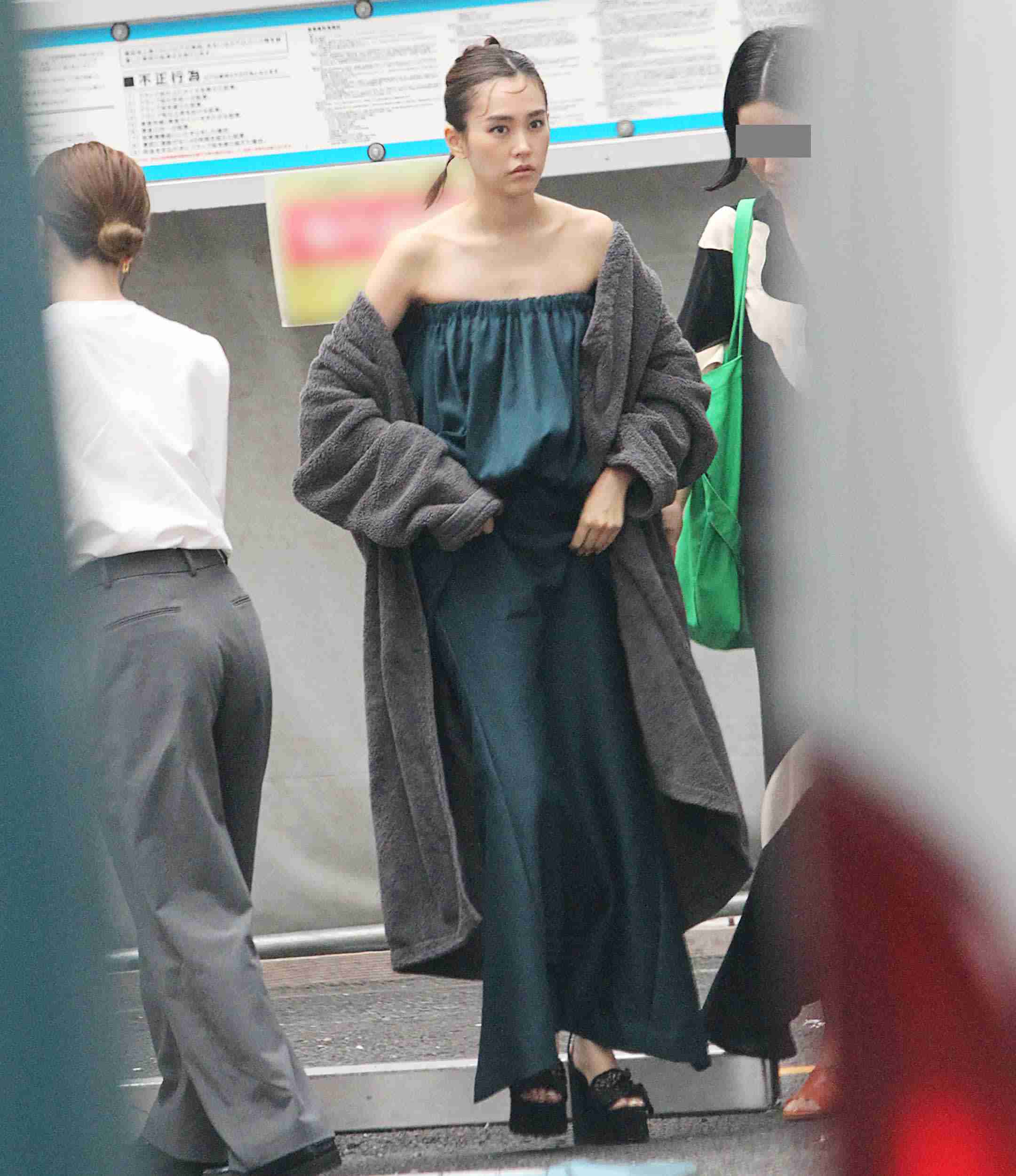 桐谷美玲が“驚異の9頭身スタイル”で銀座の街に出現 「変わらぬ美貌」と「幸せオーラ」