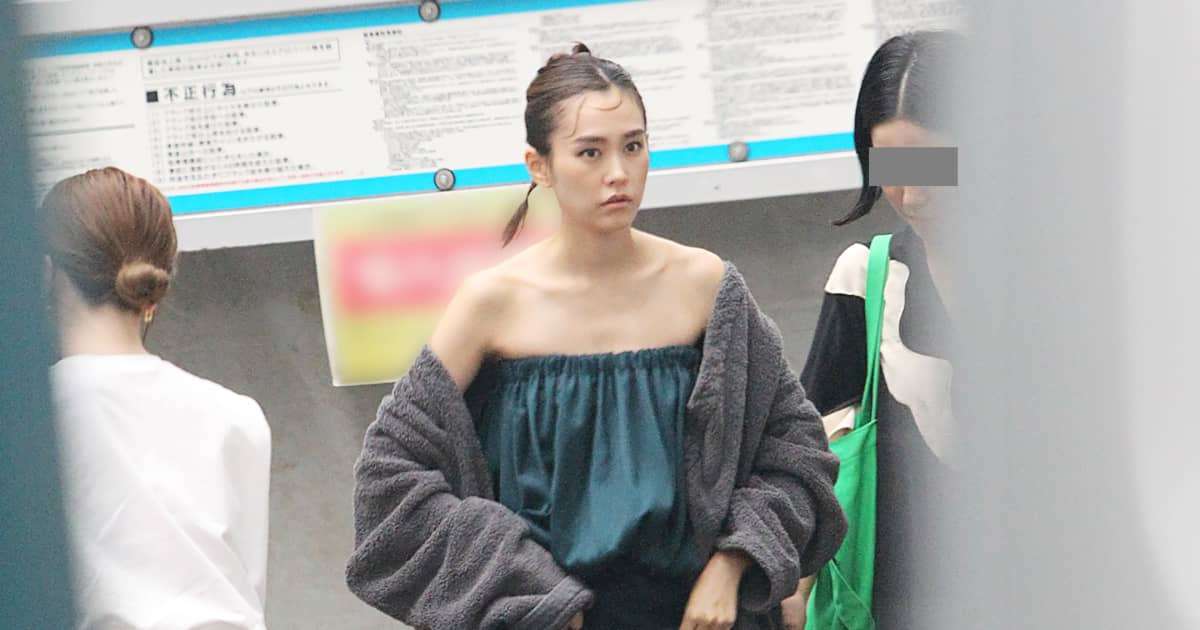 桐谷美玲が“驚異の９頭身スタイル”で銀座の街に出現　「変わらぬ美貌」と「幸せオーラ」 | FRIDAYデジタル