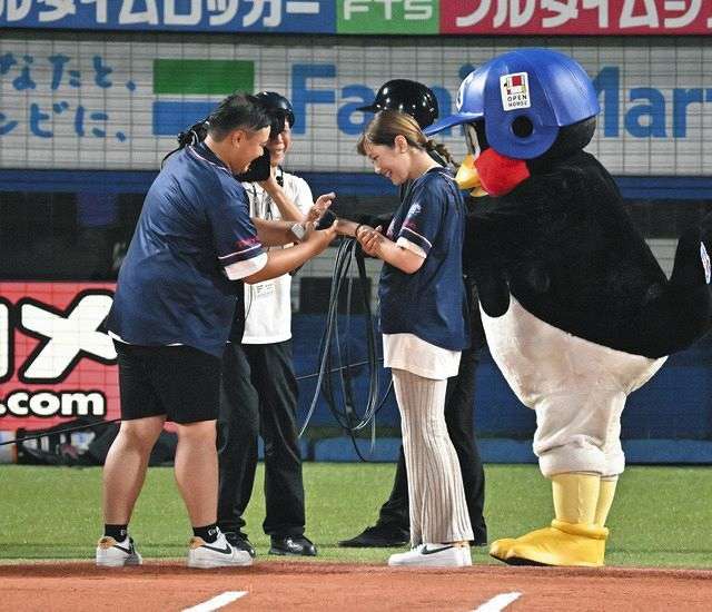 神宮球場で公開プロポーズ！ヤクルトファンの男性が元首位打者の川端慎吾から空振り奪って成功　ファン拍手