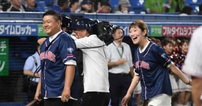 神宮球場で公開プロポーズ！ヤクルトファンの男性が元首位打者の川端慎吾から空振り奪って成功　ファン拍手 ｜ デイリースポーツ
